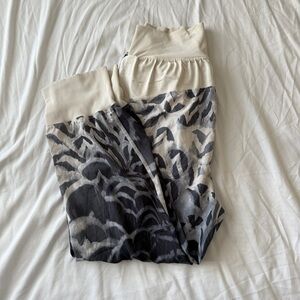 【lululemon athletica】Gray and White Capris Size:4